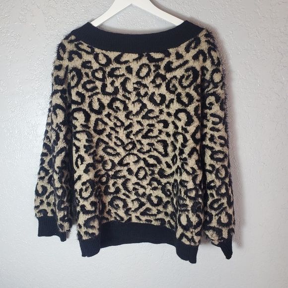 Andrew Marc New York Leopard Print Crewneck Stretchy Women's Sweater Size Medium - Picture 7 of 7